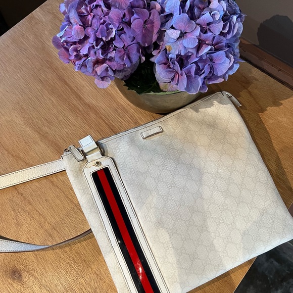 💯 Authentic GUCCI
White GG Coated Canvas Flat Messenger Bag Nautical ⚓️ - Picture 5 of 17